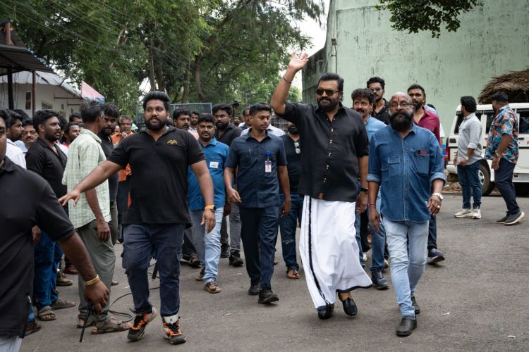 കടുവാക്കുന്നേല് കുറുവച്ചനാകാന് സുരേഷ് ഗോപി എത്തി