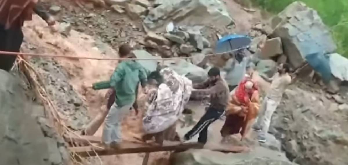ജമ്മു കശ്മീരിൽ മണ്ണിടിച്ചിലിൽ മൂന്ന് മരണം; 100ൽ അധികം ആളുകളെ രക്ഷപ്പെടുത്തി