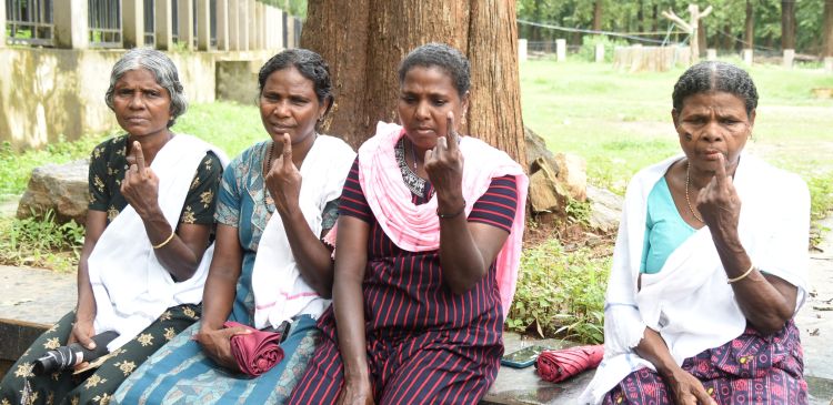 നിലമ്പൂരില് 73.26 ശതമാനം പോളിങ്, ഇരു മുന്നണി സ്ഥാനാര്ഥികളും വിജയ പ്രതീക്ഷയില്