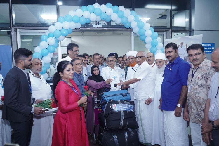 ഹാജിമാരുടെ മടക്ക യാത്ര ആരംഭിച്ചു, ആദ്യ വിമാനത്തിലെത്തിയ ഹാജിമാര്‍ക്ക് കരിപ്പൂരില്‍ വന്‍ സ്വീകരണം
