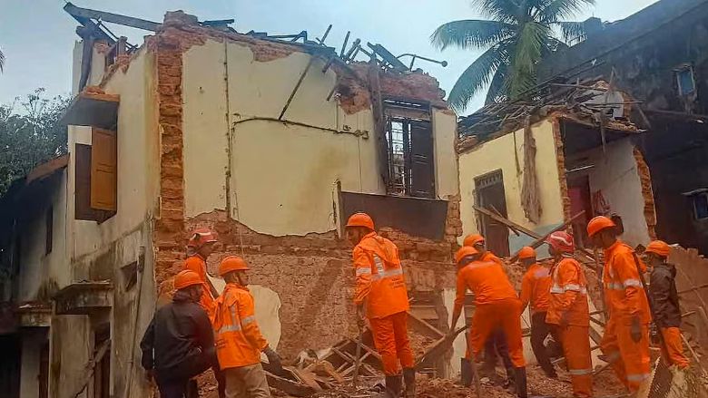 പഴയ കെട്ടിടം ഇടിഞ്ഞു വീണ് മൂന്ന് ഇതര സംസ്ഥാന തൊഴിലാളികള് മരിച്ചു