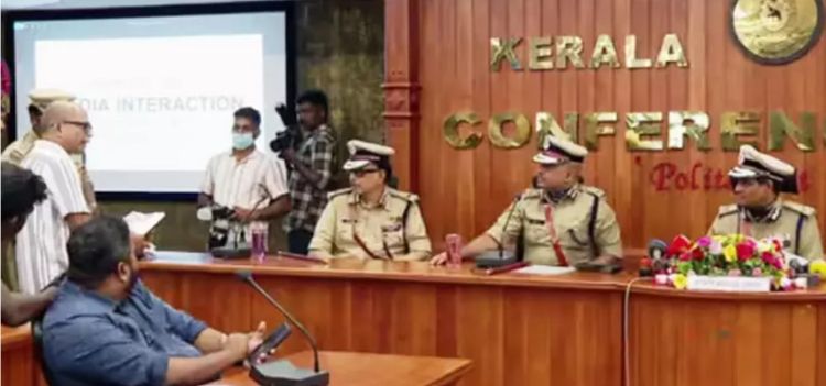 പുതിയ ഡി.ജി.പിയുടെ വാര്ത്താ സമ്മേളനത്തിനിടെ നാടകീയ രംഗങ്ങള്