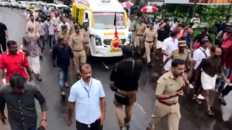 മനുഷ്യമഹാ സമുദ്രം തീര്‍ത്ത വിലാപ യാത്രയോടെ വി.എസിന്റെ മൃതദേഹം ദര്‍ബാര്‍ഹാളില്‍, ഉച്ചക്കു ശേഷം ആലപ്പുഴക്ക്, സംസ്‌കാരം നാളെ വലിയ ചുടുകാട്ടില്‍
