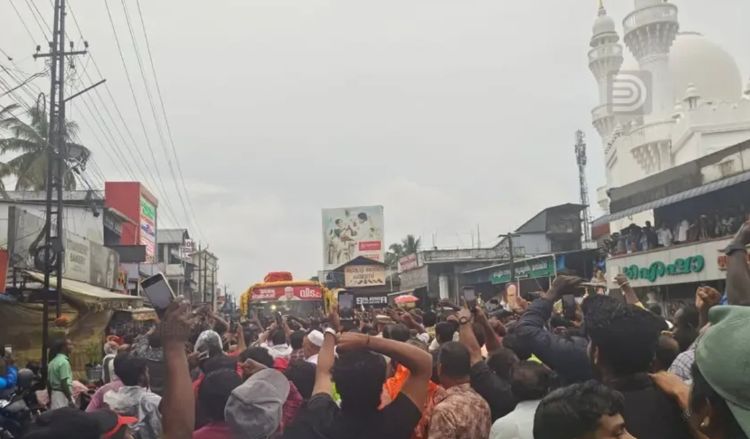 പതിനായിരങ്ങളുടെ അന്ത്യാഭിവാദ്യം ഏറ്റുവാങ്ങി വി എസിന്റെ മൃതദേഹവും വഹിച്ചുള്ള വിലാപയാത്ര ആലപ്പുഴ ജില്ലയില്‍ പ്രവേശിച്ചു