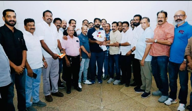ചാണ്ടി ഉമ്മന് റിയാദിലെത്തി; വിമാനത്താവളത്തില് ഊഷ്മള സ്വീകരണം