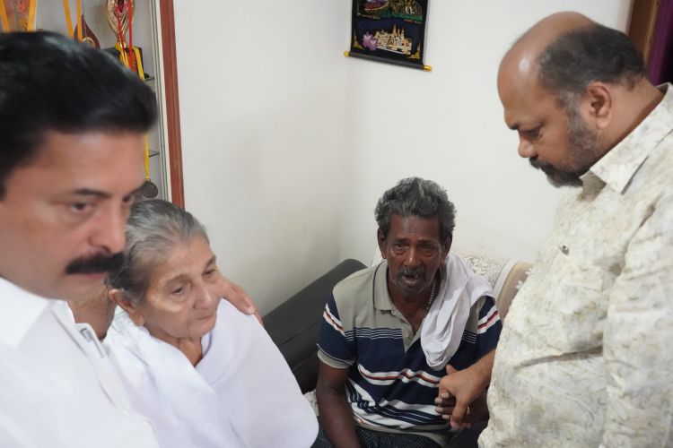 മന്ത്രിമാരായ പി. രാജീവും റോഷി അഗസ്റ്റിനും സിസ്റ്റര്‍ പ്രീതി മേരിയുടെ വീട് സന്ദര്‍ശിച്ചു. കന്യാസ്ത്രീകളുടെ അറസ്റ്റ് മൗലിക അവകാശങ്ങളുടെ ലംഘനം: മന്ത്രി റോഷി അഗസ്റ്റിന്‍