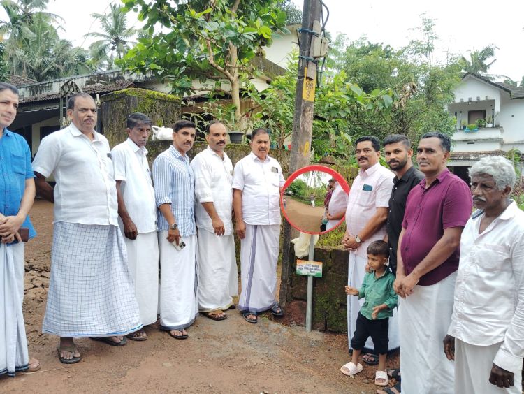 ഐ സി സി  റിയാദ് മഞ്ചേരി നിയോജക മണ്ഡലം കമ്മറ്റി സിഗ്‌നല്‍ മിററുകള്‍ സ്ഥാപിച്ചു
