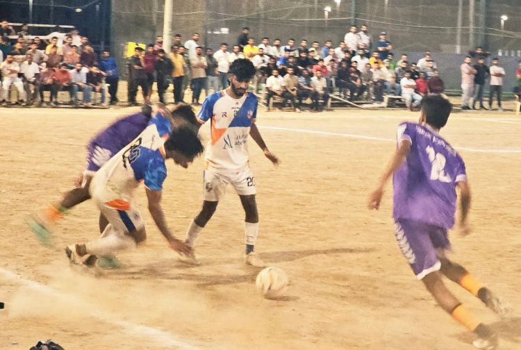 അബീര്‍ ബ്ലൂസ്റ്റാര്‍ സോക്കര്‍ ഫെസ്റ്റ് സൂപ്പര്‍ ലീഗില്‍  എ സി സി - ബ്ലാസ്റ്റേഴ്സ് എഫ് സി ഫൈനല്‍,  ബി ഡിവിഷനില്‍ റീം യാസ് എഫ് സി,                ഡക്‌സോപാക്ക് ന്യൂ കാസില്‍ എഫ്‌സി പോരാട്ടം