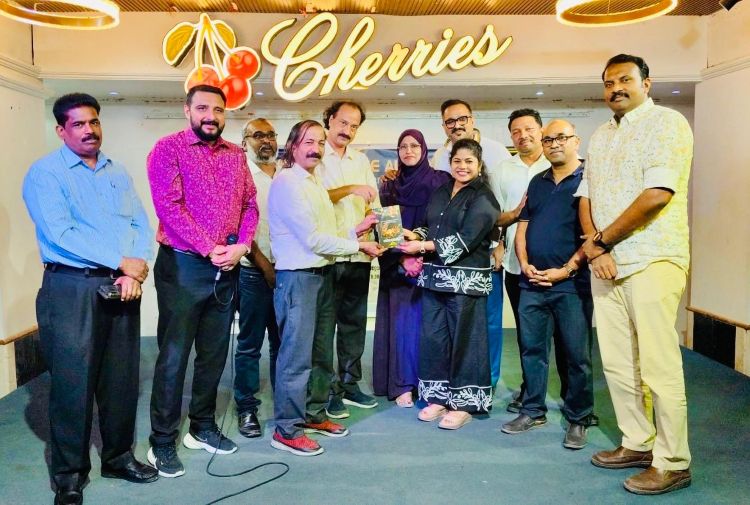 നിഖില സമീറിന്റെ ഓര്‍മ്മപ്പുല്‍ക്കൂട് റിയാദ് തല പ്രകാശനം