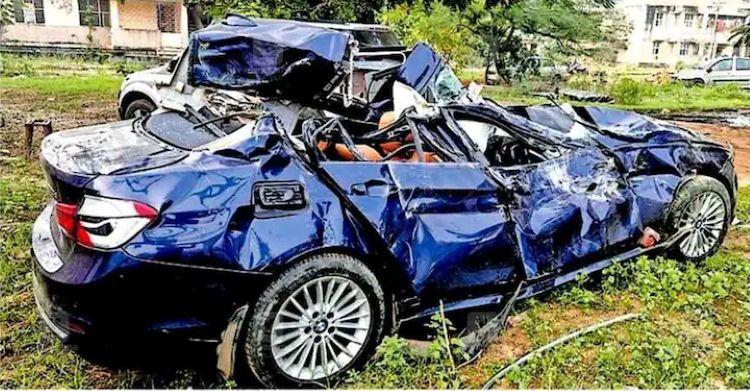  കാര്‍ ലോറിയിലിടിച്ച് മെഡിക്കല്‍ വിദ്യാര്‍ഥിനി മരിച്ചു; 2 മലയാളികള്‍ക്ക് ഗുരുതര പരിക്ക്