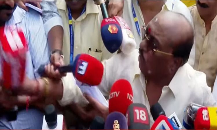  മൈക്ക് തട്ടിമാറ്റി മാധ്യമപ്രവര്‍ത്തകരോട് തട്ടിക്കയറി വെള്ളാപ്പള്ളി 