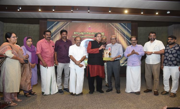 രാഷ്ട്രീയക്കാരും മാധ്യമ പ്രവര്‍ത്തകരും ഒരുമിച്ചു പ്രവര്‍ത്തിച്ചാല്‍ മാത്രമേ നാടിന്റെ ബഹുസ്വരത കാത്തുസൂക്ഷിക്കാന്‍ കഴിയൂ - ശശി തരൂര്‍