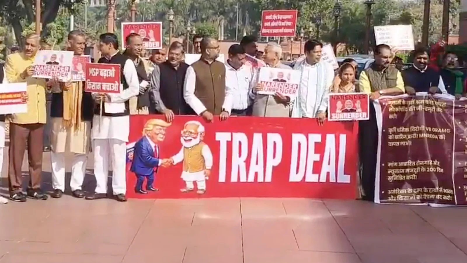 ഭാരത് ബന്ദ്: രാജ്യവ്യാപക പണിമുടക്കില്‍ ബാങ്കിംഗ് മേഖലയും ഗതാഗതവും സ്തംഭിച്ചു; കേരളത്തില്‍ ഹര്‍ത്താലിന് സമാനമായ സാഹചര്യം