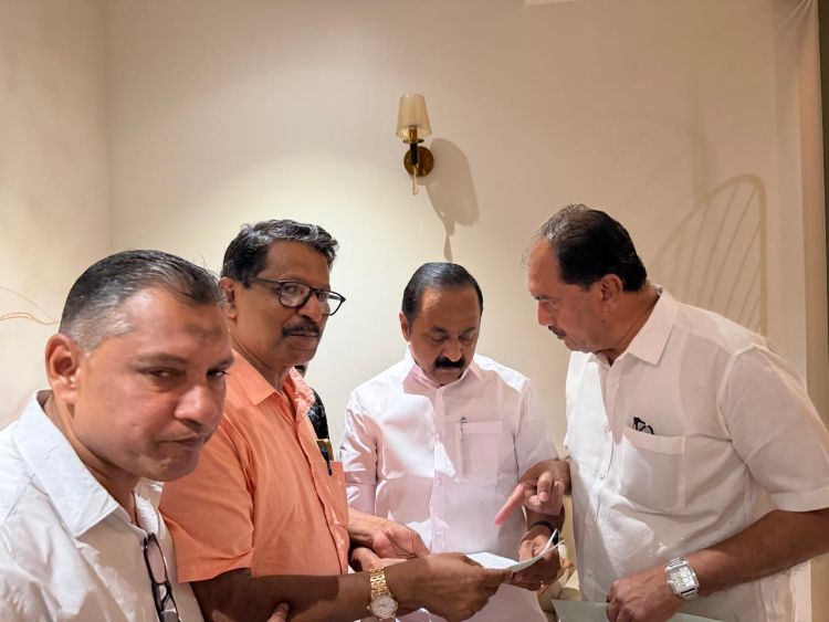 പ്രവാസി ലീഗ് നേതാക്കള്‍ പ്രതിപക്ഷ നേതാവിന് അവകാശ രേഖ സമര്‍പ്പിച്ചു