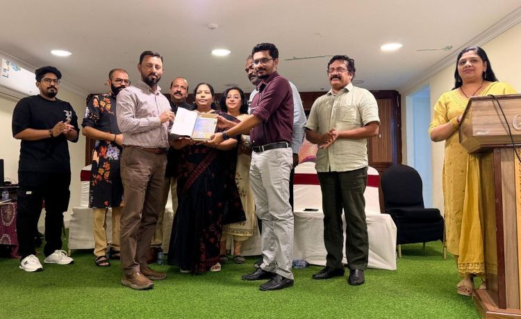 ഡോ. ടെസ്സി റോണിയുടെ 'വരളുന്ന ഹൃദയഭൂമിക' കവിതാസമാഹാരം പ്രകാശനം ചെയ്തു