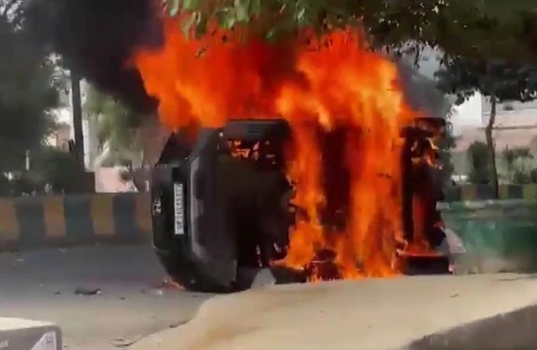 നോയിഡയില്‍ തൊഴിലാളി സമരം അക്രമാസക്തമായി; വാഹനങ്ങള്‍ക്ക് തീയിട്ടു, ഗതാഗതം സ്തംഭിച്ചു