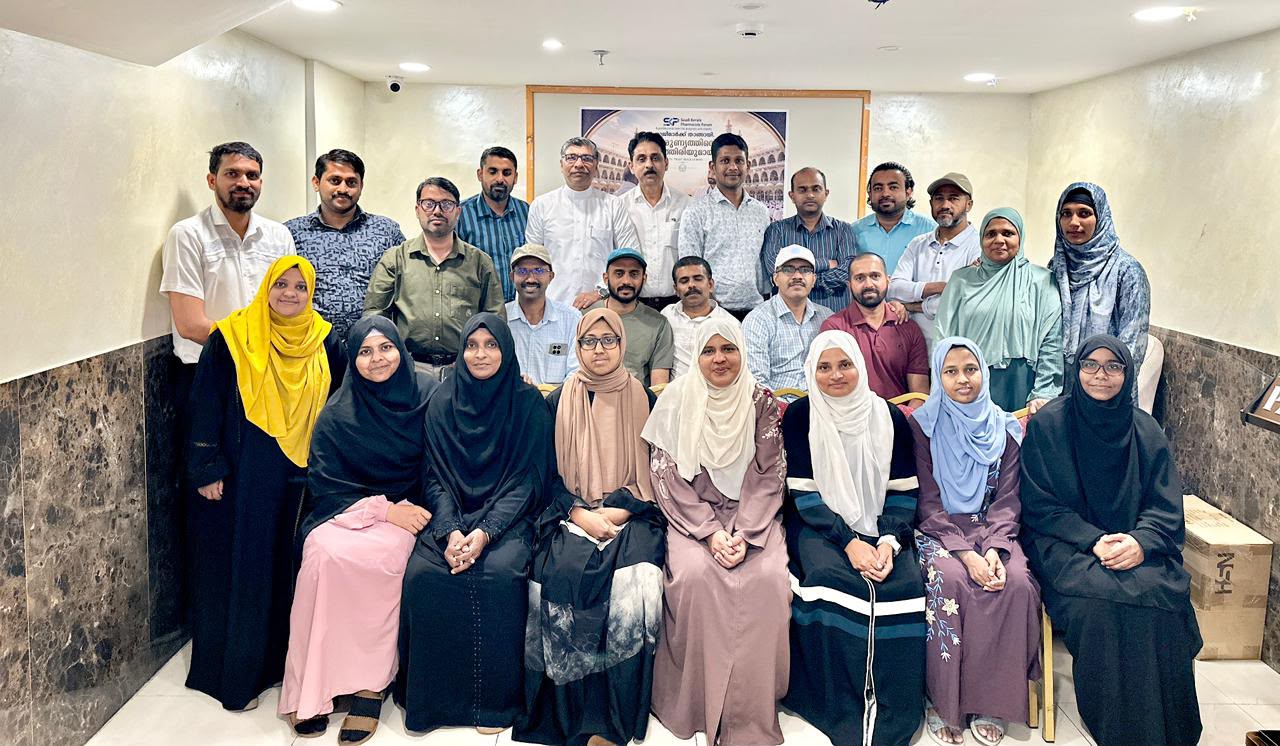 ഹജ്ജ് സേവനത്തിനെത്തിയ കേരള ഗവൺമെന്റ് ഫാർമസിസ്റ്റുകൾക്ക് എസ്.കെ.പി.എഫ് ൻ്റെ  അനുമോദനം