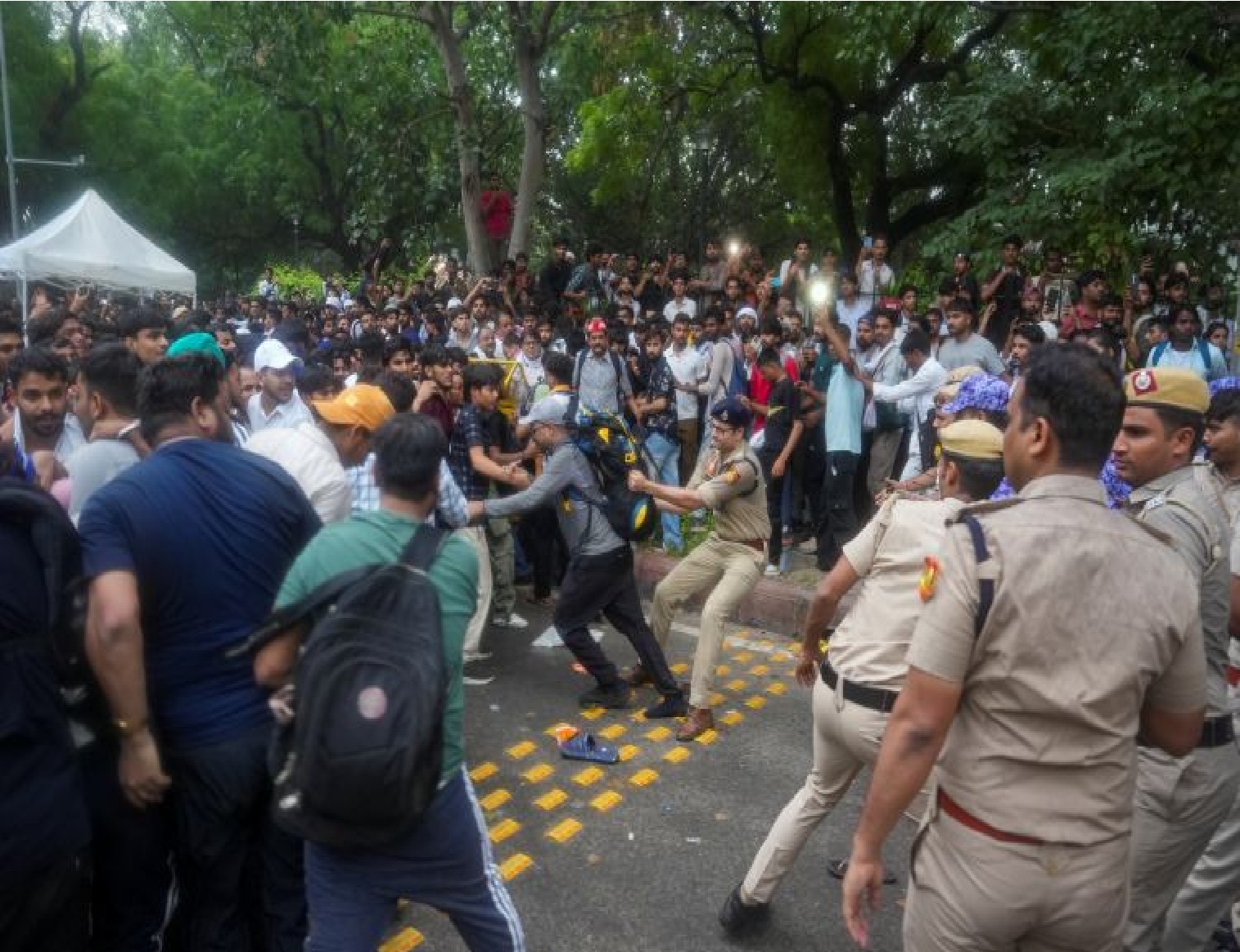 ജന്തര്‍മന്ദറില്‍ ചോരപ്പുഴയൊഴുക്കി പൊലീസ്; 'ചലോ സന്‍സദ്' മാര്‍ച്ചിനിടെ വന്‍ സംഘര്‍ഷം; സോനം വാങ്ചുക്കിന്റെ ആരോഗ്യനില അതീവ ഗുരുതരം