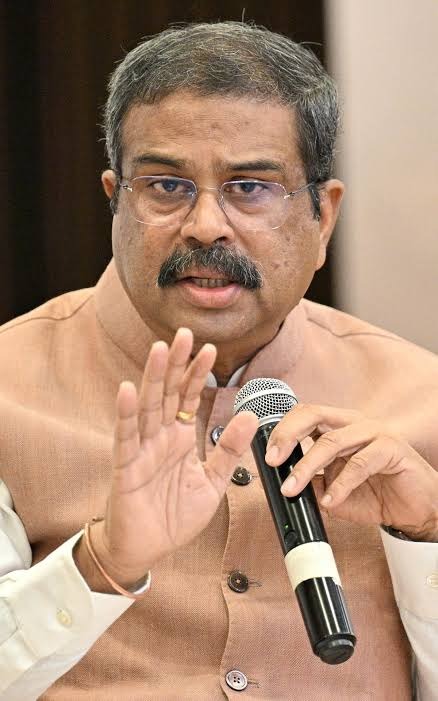 Breaking Newsഗത്യന്തരമില്ലാതെ ധര്‍മേന്ദ്രപ്രധാന്‍ രാജിവെച്ചു
