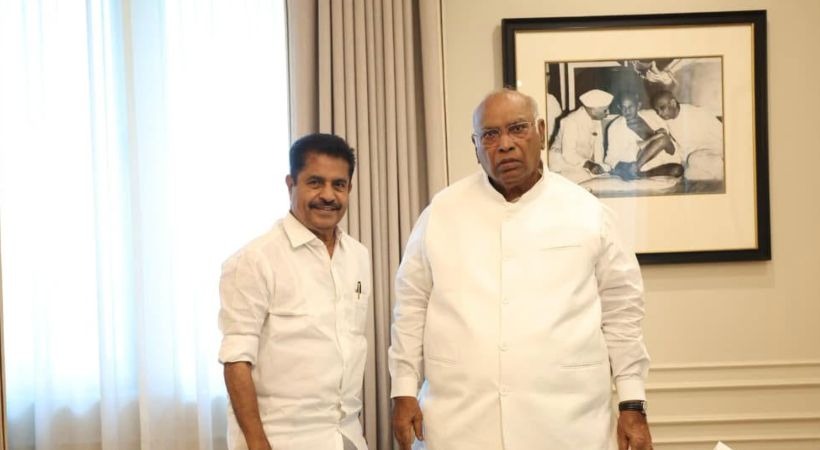 രാഹുലിനെ കാണാന്‍ അടൂര്‍ പ്രകാശ്, കോണ്‍ഗ്രസ് ഭിന്നത ഹൈക്കമാന്റിലേക്ക്