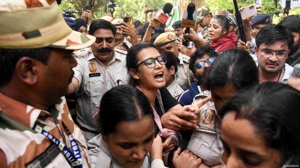 മാധ്യമപ്രവര്‍ത്തകയെ ഉപദ്രവിച്ചെന്ന പരാതി:  പോലീസ് ഉദ്യോഗസ്ഥന്റെ പ്രമോഷന്‍ റദ്ദാക്കി