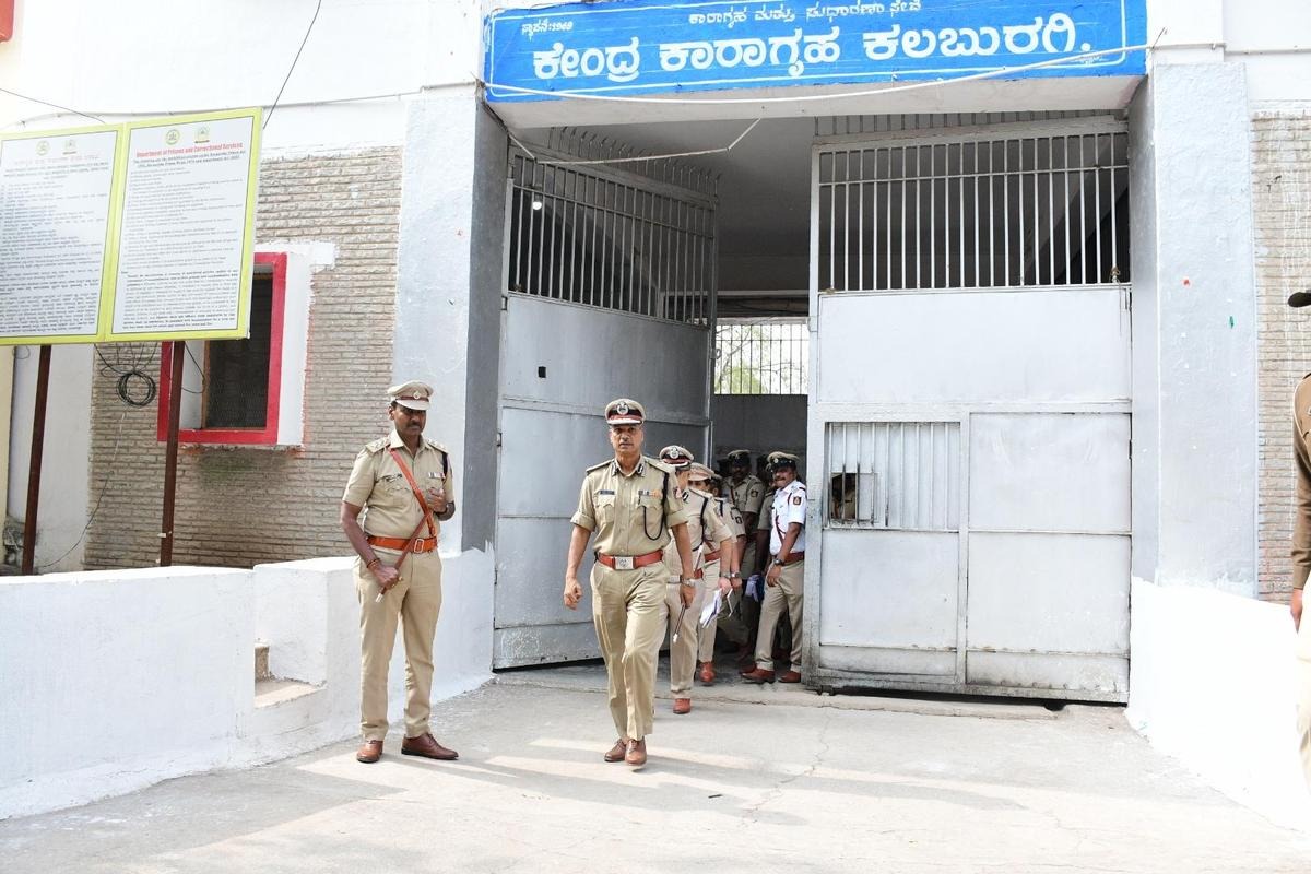 വ്യാജ രേഖ ഉപയോഗിച്ച് പ്രതിയെ രക്ഷിച്ചു, ജയില്‍ ഡി.ഐ.ജി ജയിലില്‍