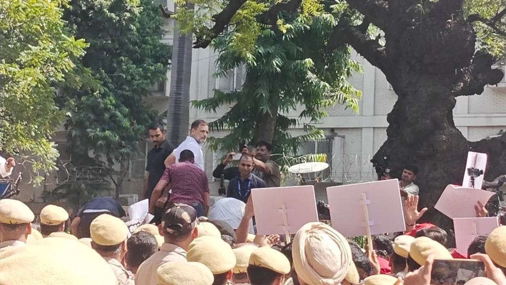 ദല്‍ഹിയില്‍ സമരക്കൊടുങ്കാറ്റ്; രാഹുല്‍, പ്രിയങ്ക കസ്റ്റഡിയില്‍