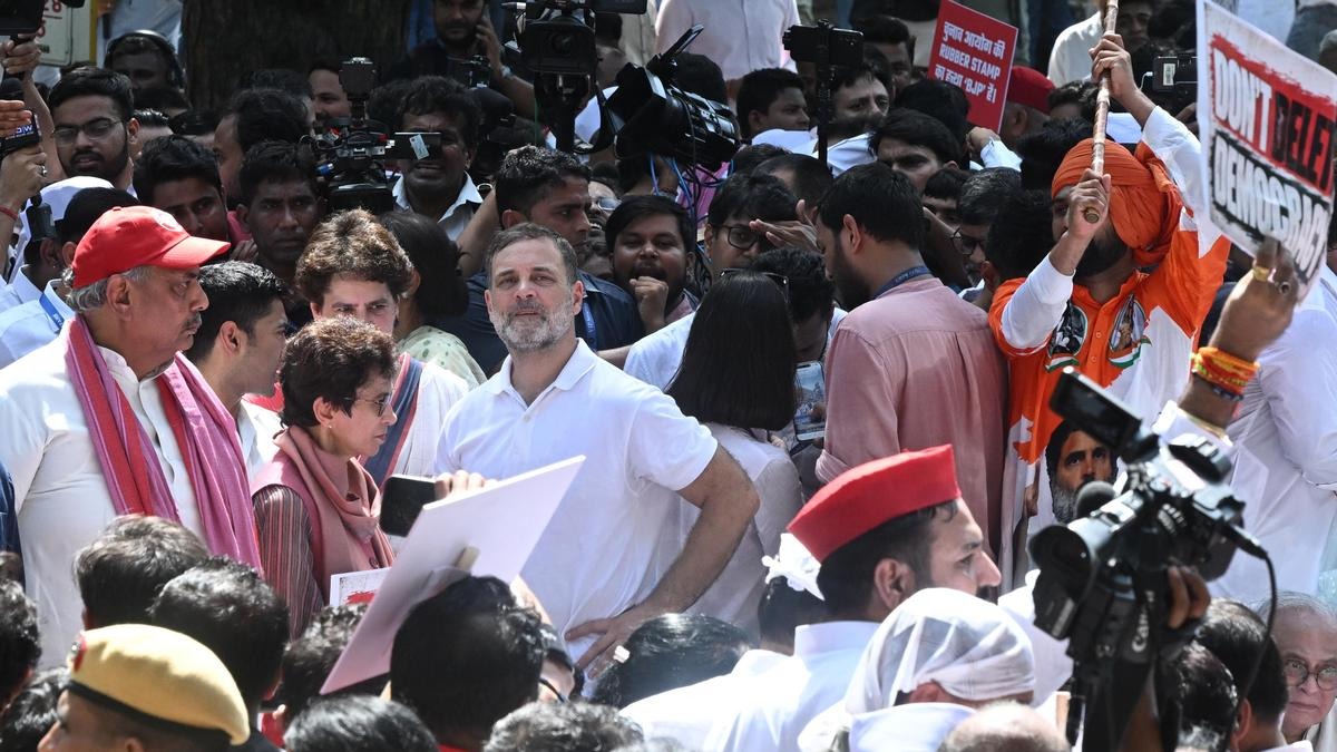 പ്രതിപക്ഷത്തിന് കമ്മീഷന്റെ മറുപടി; എം.പിമാരെ കാണാം, പാര്‍ലമെന്റില്‍ വരില്ല
